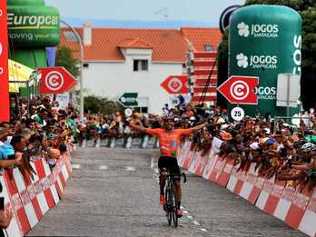 Luis Ángel Maté entra triunfante en la meta de Guarda.
