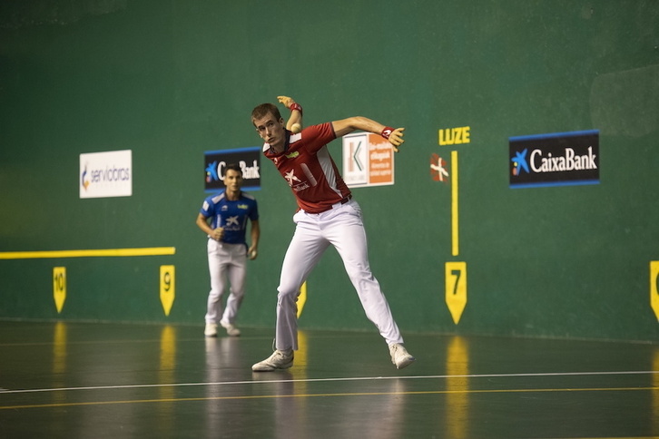 Jon Mariezkurrenaren eskuin beso indartsuak markatu ditu aldeak Azkoitiko pilotalekuan.