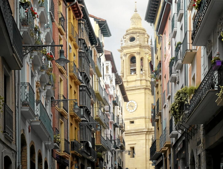 En la Edad Media, el nombre de Iruñea aparece de diferentes maneras en la documentación de los reyes.