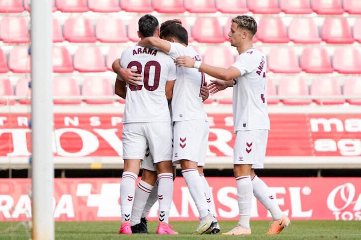 Arana, autor de dos goles, recibe la felicitación de sus compañeros.