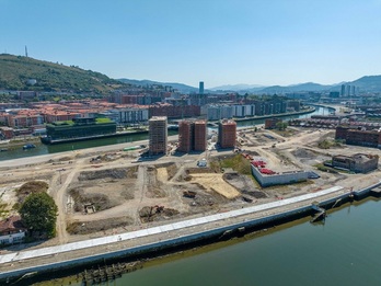 Foto de archivo de la construcción en marcha de la punta norte de Zorrotzaurre.