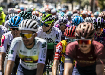 Gorka Sorarrain, en el pelotón de la Volta a Portugal en su estreno con el Caja Rural.