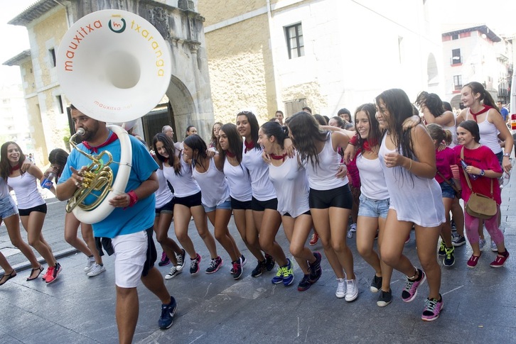Elgoibarko txupinazoaren ondorengo kalejira, Mauxitxa txarangarekin.