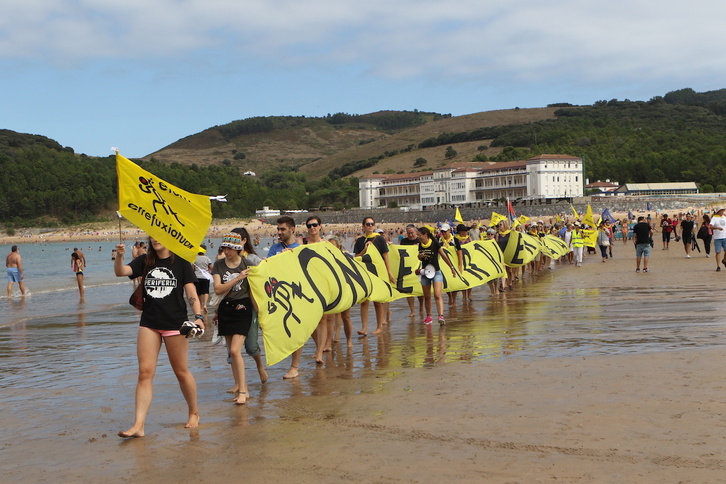 La plataforma Ongi Etorri Errefuxiatuak volverá a recorrer este sábado las playas de Plentzia y Gorliz con su particular marea amarilla.