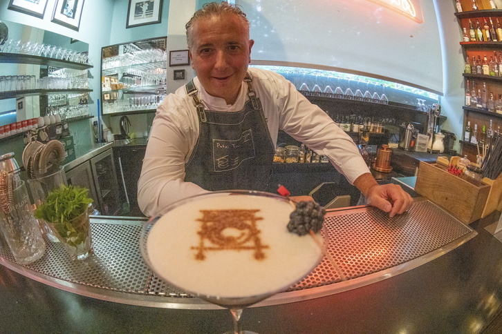 Patxi Troitiño con su Donostia Sunrise, decorado también a lo donostiarra.