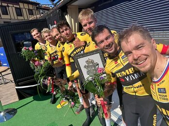 Los corredores del Jumbo Visma celebran la victoria en la segunda etapa de la Vuelta a Burgos.