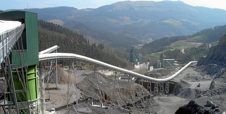 Cementos Lemonaren harrobia, Apario mendian.