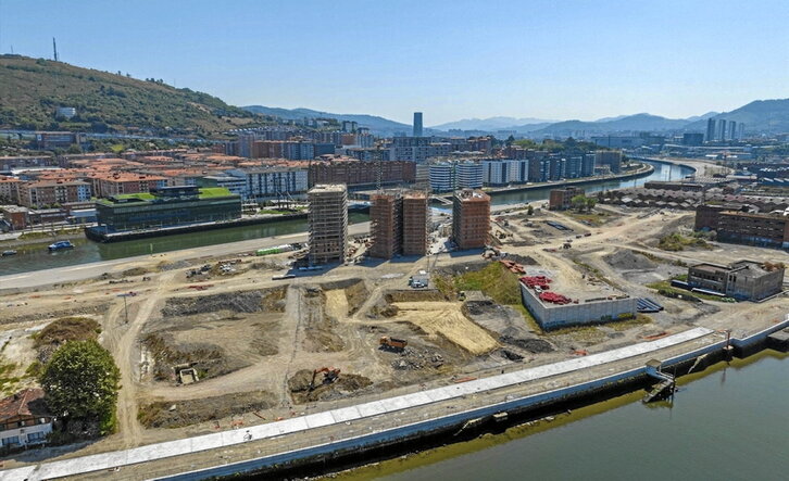 Foto de archivo de la construcción en marcha de la punta norte de Zorrotzaurre.