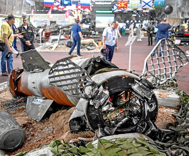 Restos de un misil, exhibido con otras armas ucranianas en el Forum Militar de Moscú.