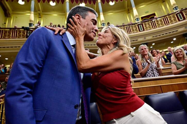 El saludo entre Sánchez (PSOE) y Díaz (Sumar) ha confirmado la satisfacción por el acuerdo a la llegada. 