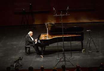 El maestro Grigory Sokolov al piano, en el recital ofrecido en el Kursaal. 