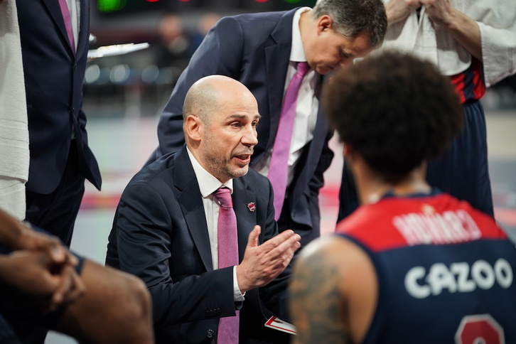 Peñarroya da indicaciones a sus jugadores durante un partido de la liga ACB frente al Casademont Zaragoza. 