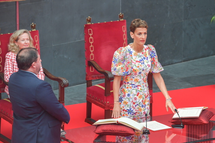 María Chivite, el momento del juramento ante Unai Huarte y Nadia Calviño.