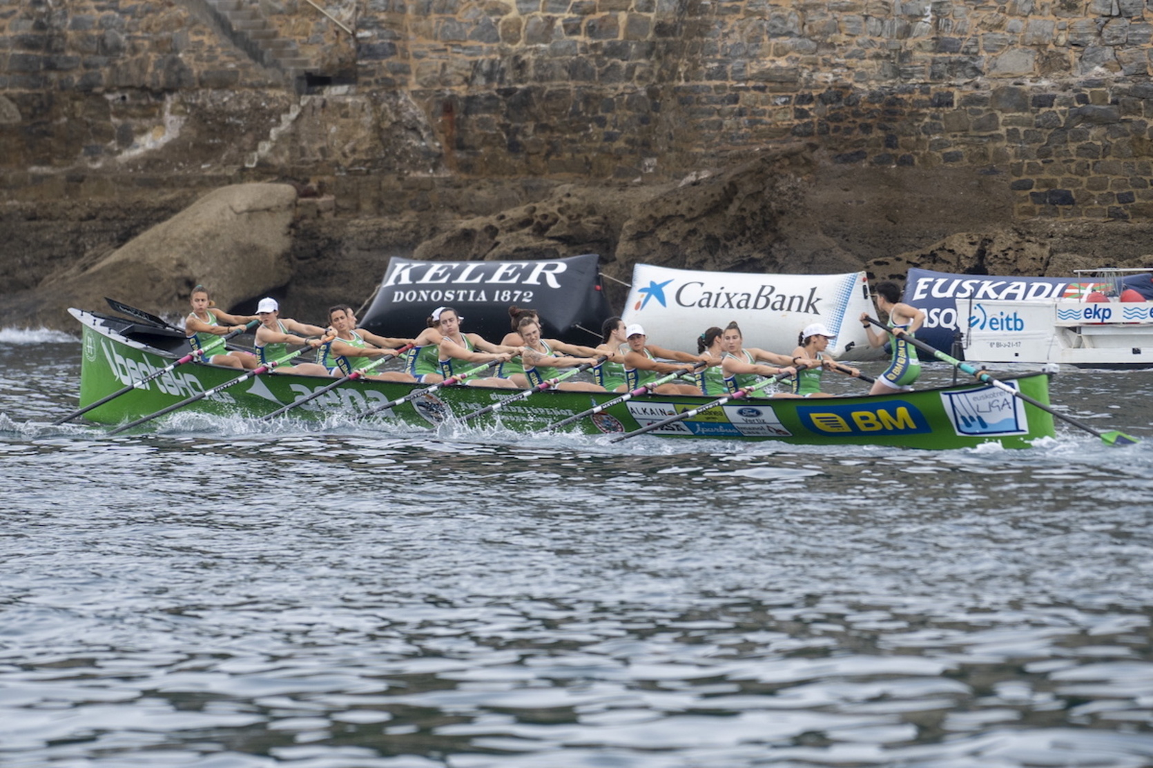 Hondarribiko trainerua Donostiko estropadan lehiatzen. 