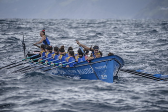 Hondarribiko trainerua Donostiko estropadan lehiatzen. 