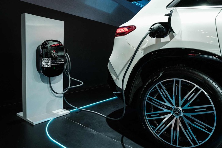 Ibilgailu bat, bateria kargatzen.