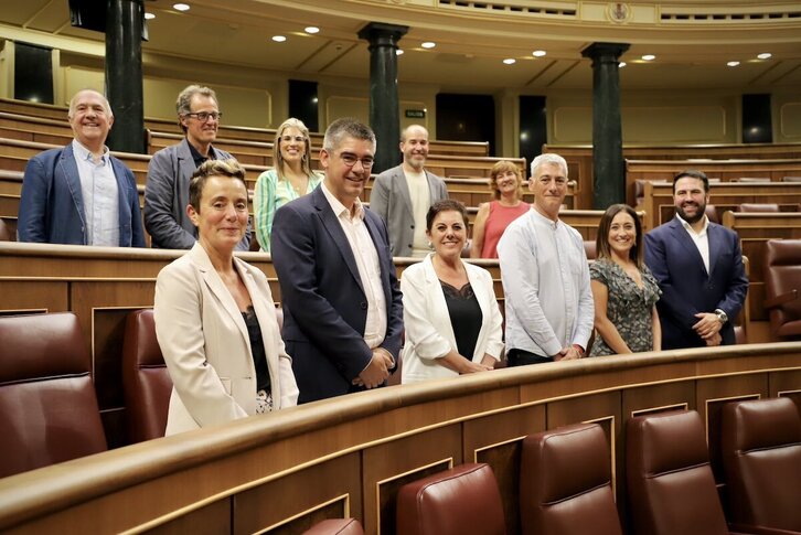 Los once diputados y senadores de EH Bildu se reunieron y retrataron así en el Congreso.