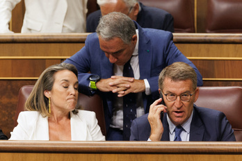Gestos contrariados de Gamarra, Bendodo y Feijóo, la cúpula del PP, en la sesión del Congreso el jueves.