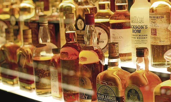 Mota guztietako whiskiak irlandar pub tipikoaren barran.