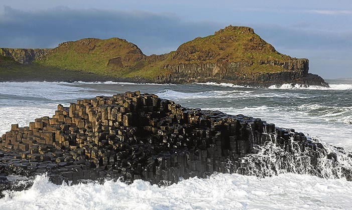 Erraldoien Galtzada, Irlandako iparraldeko lekurik bisitatuenetako bat, Bushmills whiskia egiten den tokitik gertu aurkitzen dena.