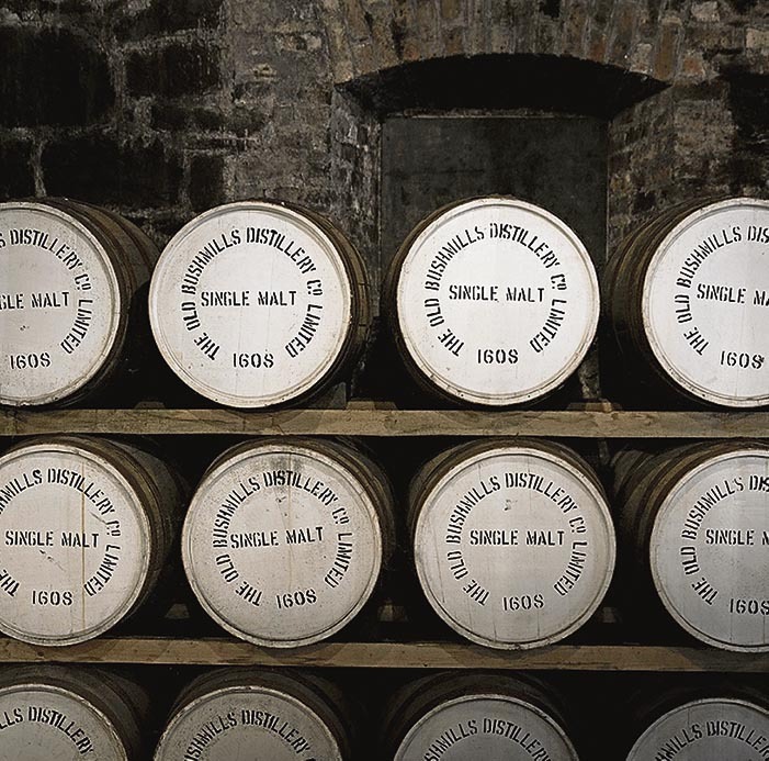 Bushmills destilategi zaharrean, likidoaren sekretuak gordetzen dituzten haritz-zaindari sendoak.