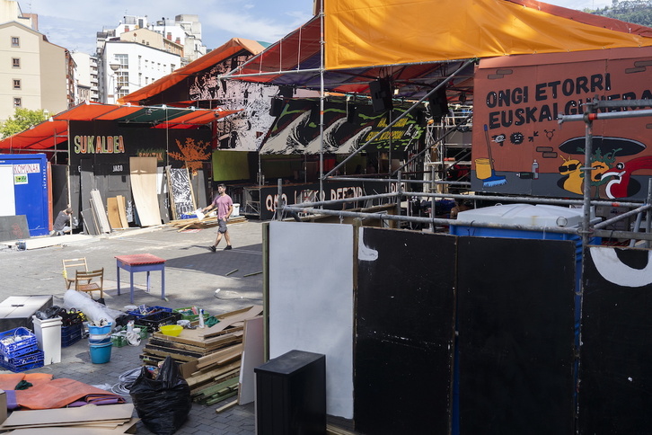 El trabajo de montaje de las txosnas continúa en el muelle del Arenal.