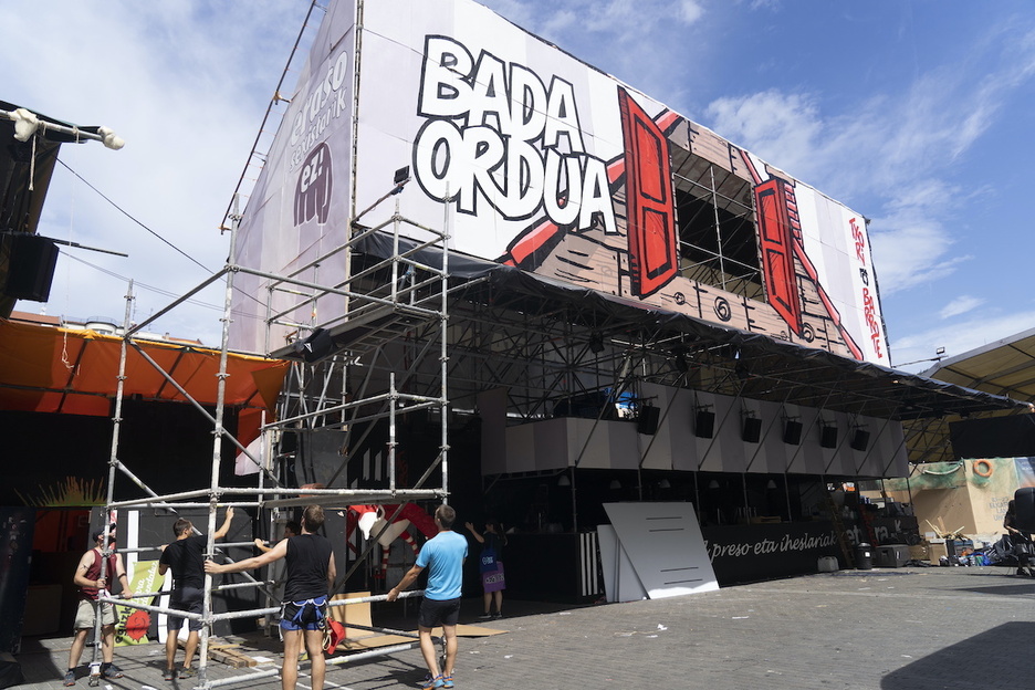 El montaje de la txosna de Txori Barrote. El montaje de la txosna de Txori Barrote.