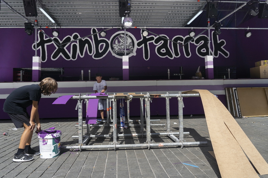 Últimos detalles en la txosna de Txinbotarrak. Últimos detalles en la txosna de Txinbotarrak.