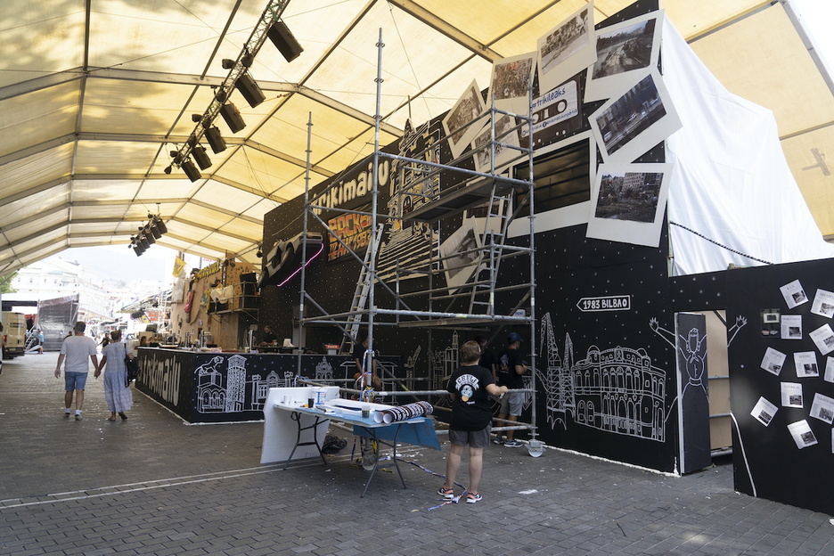 Andamios en la txosna de Txikimailu para dar los últimos retoques. Andamios en la txosna de Txikimailu para dar los últimos retoques.