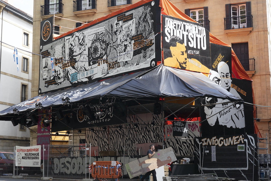 La txosna de Kranba está casi terminada, al menos la decoración. La txosna de Kranba está casi terminada, al menos la decoración.