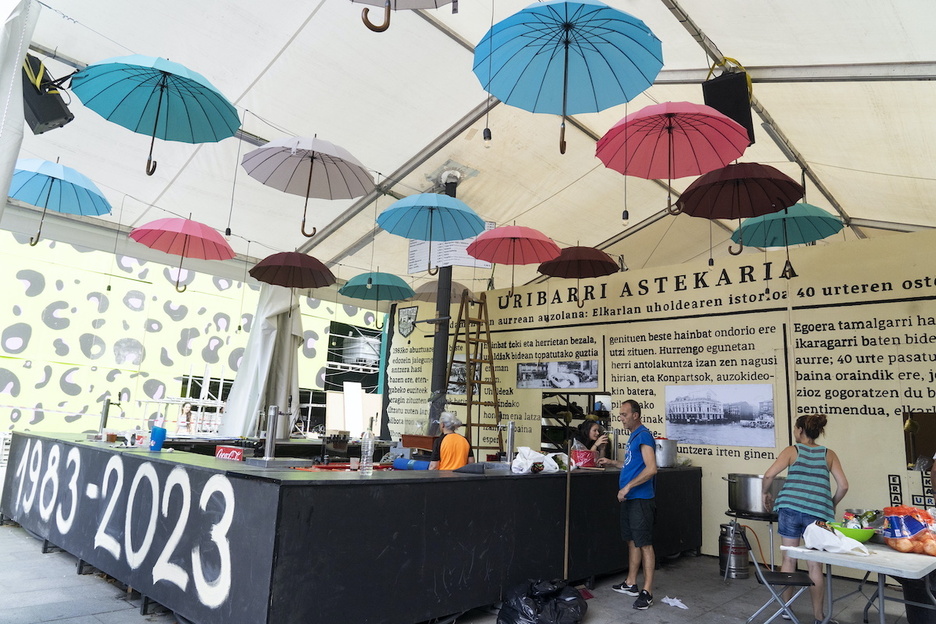 Txosna de Uribarri, junto a la iglesia de San Nicolás. Txosna de Uribarri, junto a la iglesia de San Nicolás.
