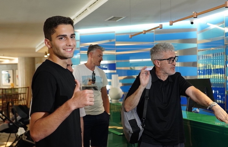 Primeras imágenes de Arsen Zakharyan a su llegada a Donostia.