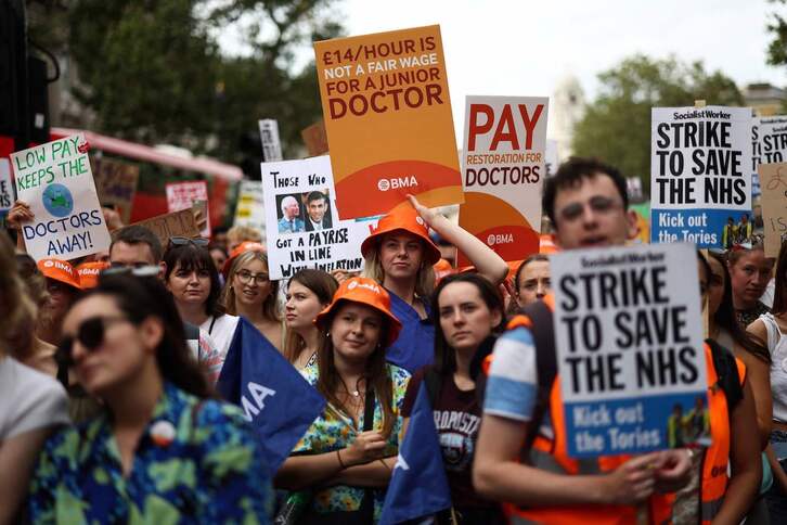 Movilización de los médicos junior del Sistema Nacional de Salud británico (NHS)