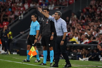 Ernesto Valverde dirigiendo a los suyos durante la primera jornada liguera frente al Real Madrid.