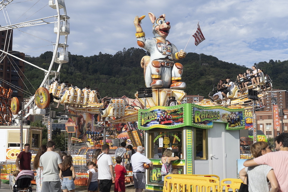Una de las atracciones que se han instalado en el parque de Etxebarria, en Bilbo.