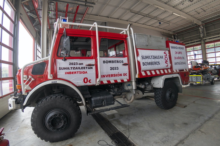 Baso-suteetarako erabiltzen den kamioiak 24 urte ditu.