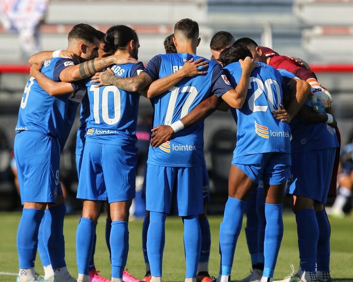 Los jugadores del Amorebieta hacen piña antes de comenzar el primer partido de la temporada en Lezama.