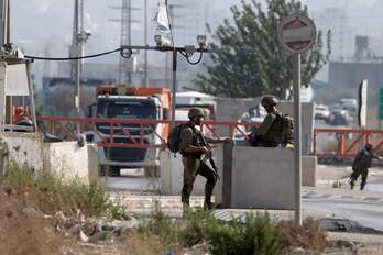 Fuerzas de seguridad israelíes montan guardia tras cerrar una carretera después de que se denunciara el ataque en la localidad de Huwara, en la Cisjordania ocupada.