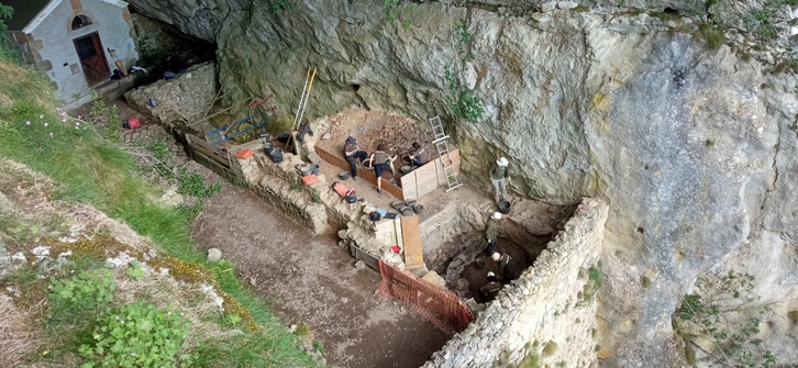 Aranzadiko taldeak San Adrianen egin duen indusketaren irudia.