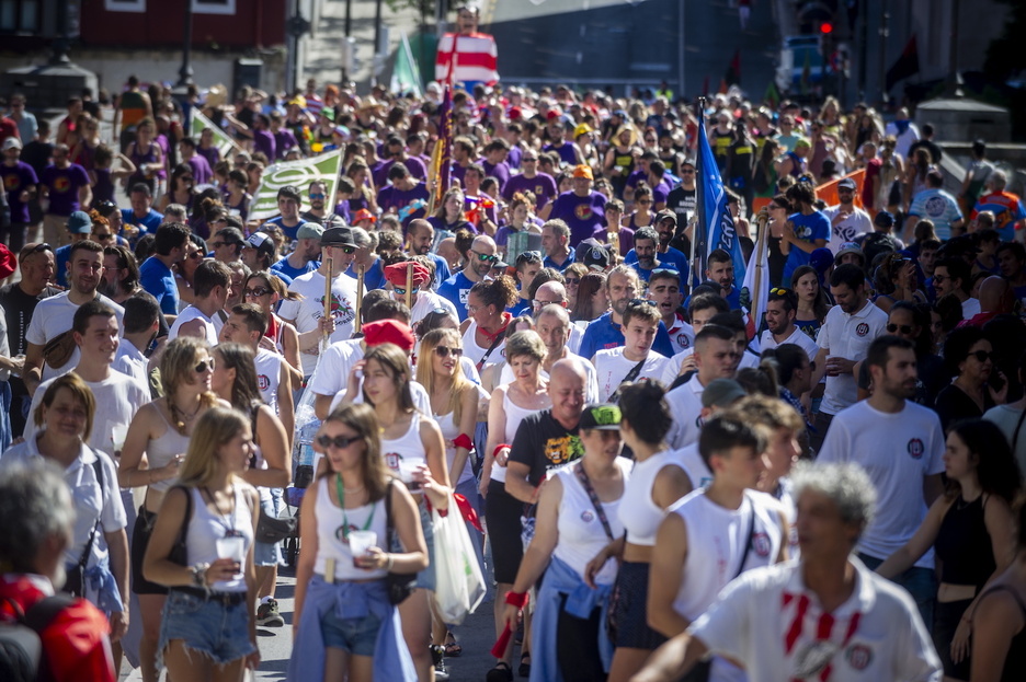 San Anton zubitik abiatu dira Konpartsak Arriagarantza, Marijaiari harrera egiteko. 