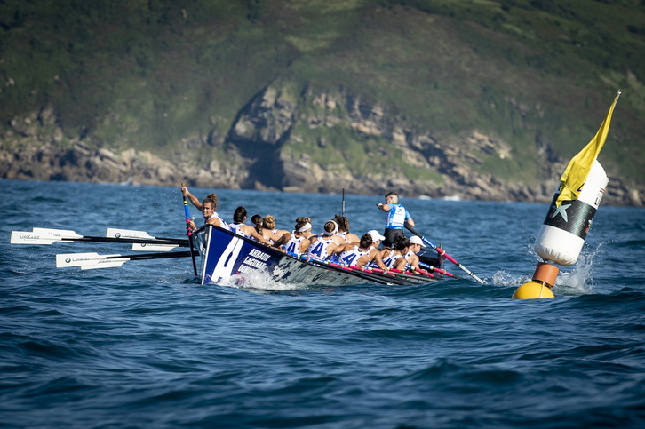 Arraun Lagunakeko trainerua ziaboga egiten, Zarauzko estropadako lehen jardunaldian.