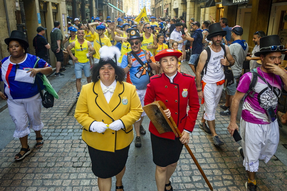 Aiora Renteria eta Izaskun Pinedo, pregoilaria eta txupinera, Arriagarako bidean. 