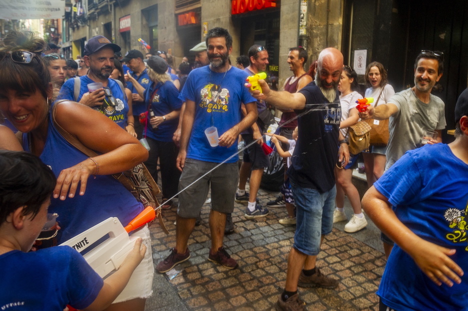 Algarako kideak, bero itogarriari aurre egiten. 