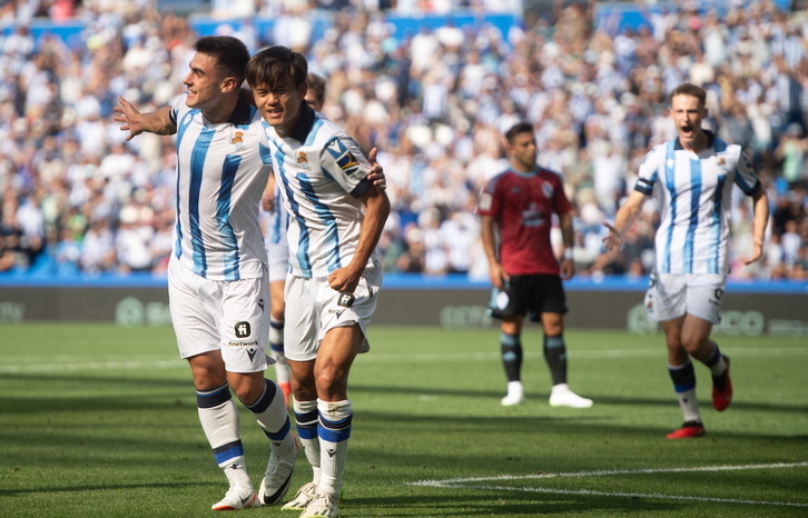 Barrenetxea y Kubo celebran el gol que han fabricado con su superioridad en el primer tiempo sobre los laterales del Celta.