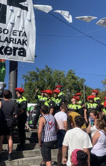 Agentes de la Policía Municipal de Bilbo han retirado una bandera por la excarcelación de las presas vascas.