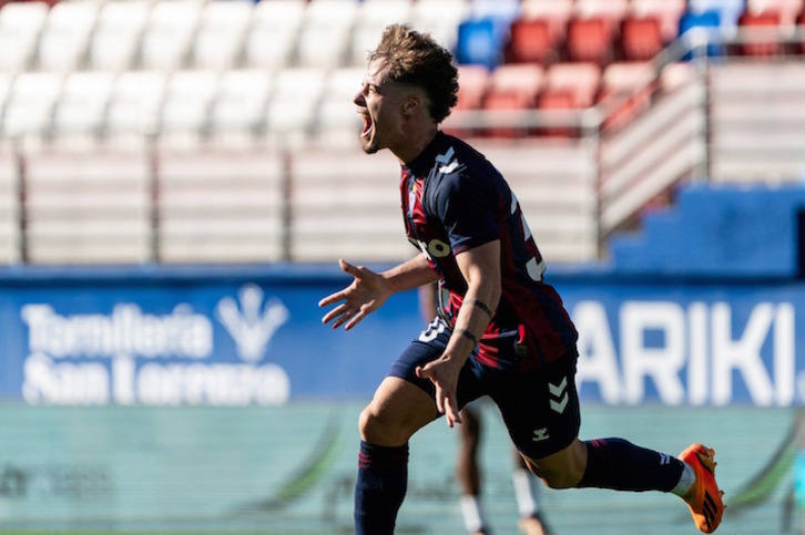 Soriano celebra su primer gol como azulgrana, que ha sentenciado el partido.