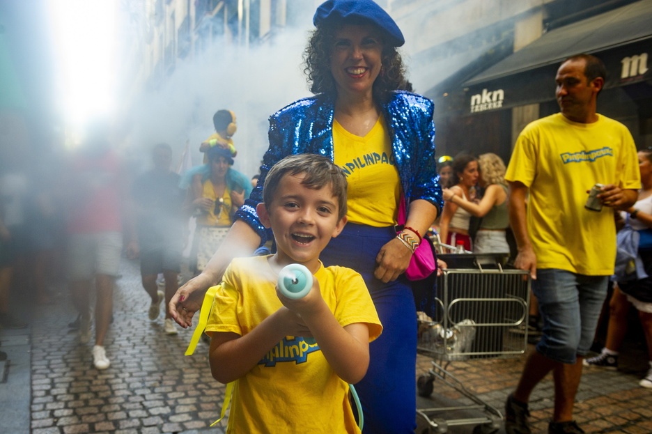 Haur bat, ur-pistolarekin jolasean, konpartsak Arriaga plazara bidean zirela.