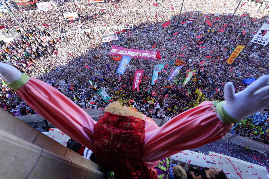 Marijaia balkoira agertu den unea, plaza-bete jenderen aurrera.