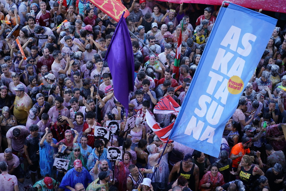 Euskal presoak askatzeko aldarriak Arriaga plazan.