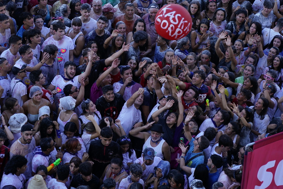 Irinez zikinduta eta urez blai, umore onez Arriaga plazako jendetza.